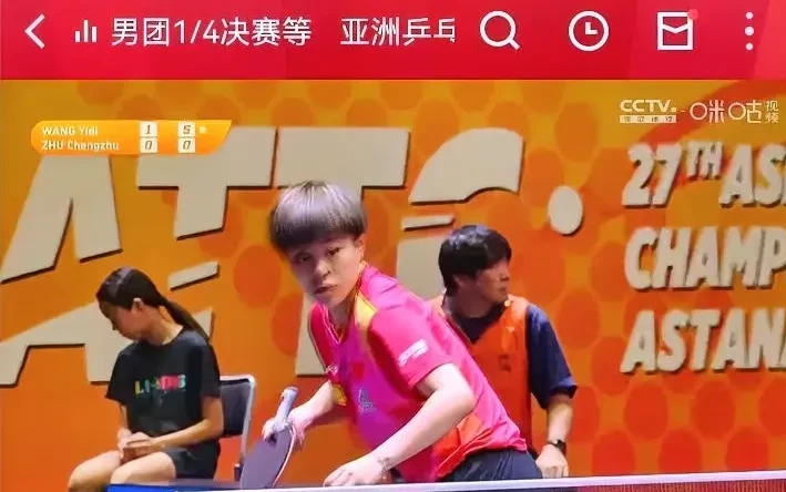 包含夺分争先，乒乓球选手紧咬对手的词条