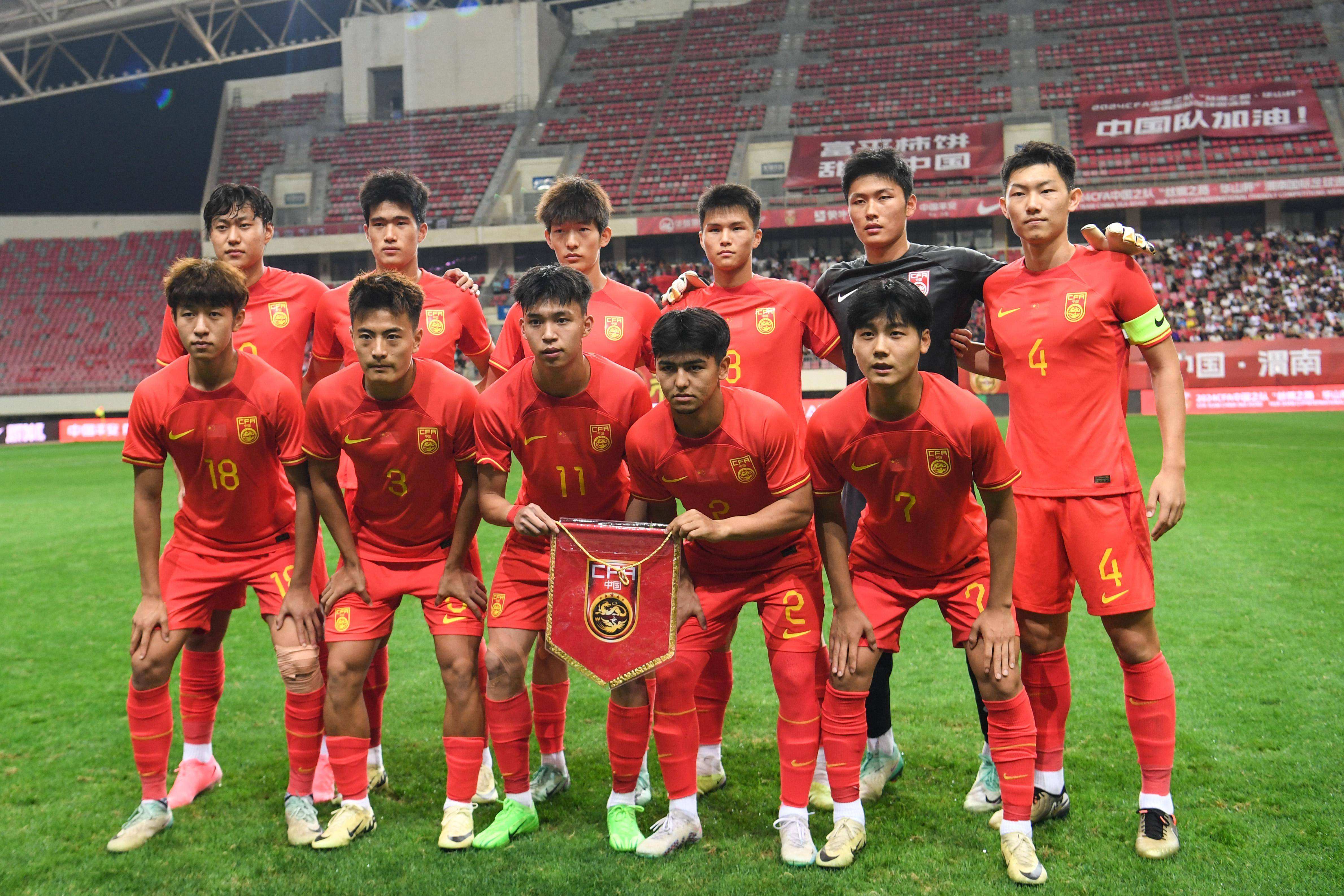 国内足球精彩对决，球员展现实力