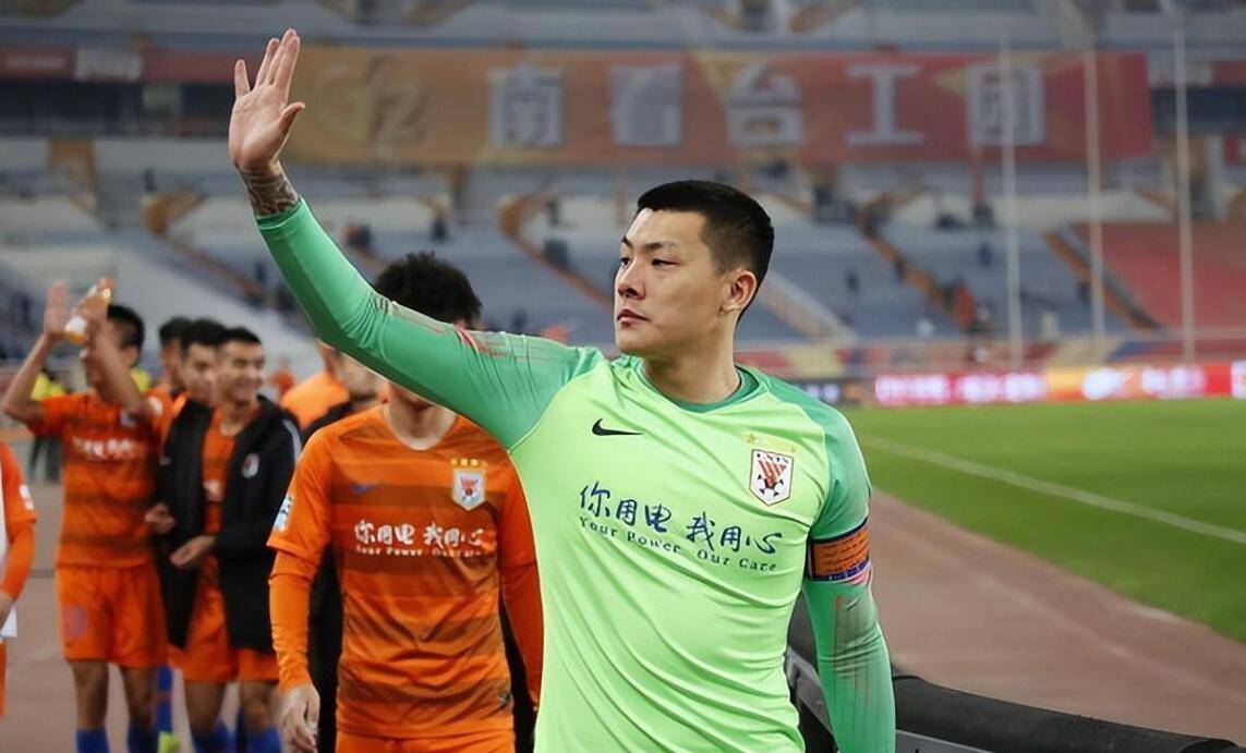 情难自已!王大雷对阵巴林后长时间落泪颜骏凌安慰