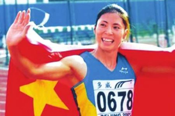 墨西哥举重女将冲出一线天，获得银牌