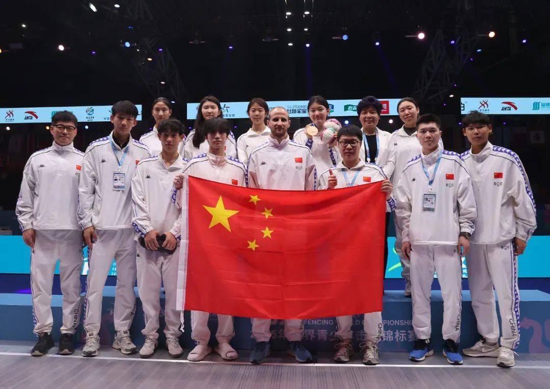 独联体代表团在击剑比赛中获得多面奖牌
