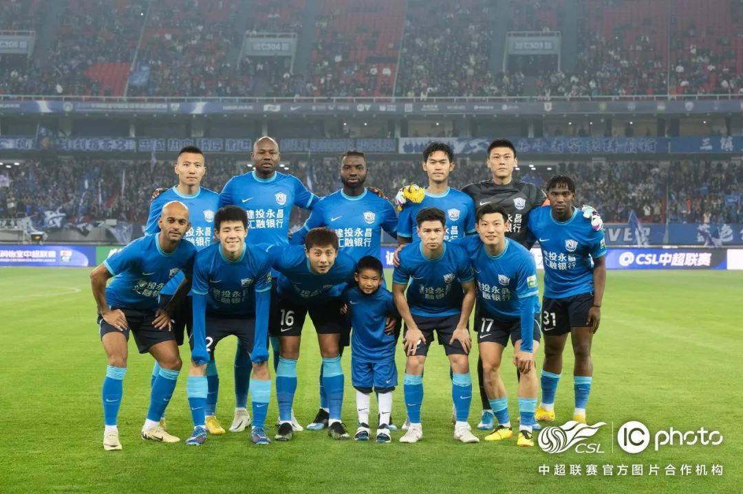 包含雄狮汉堡力争客场胜门兴格拉德巴赫，冲击联赛前列的词条