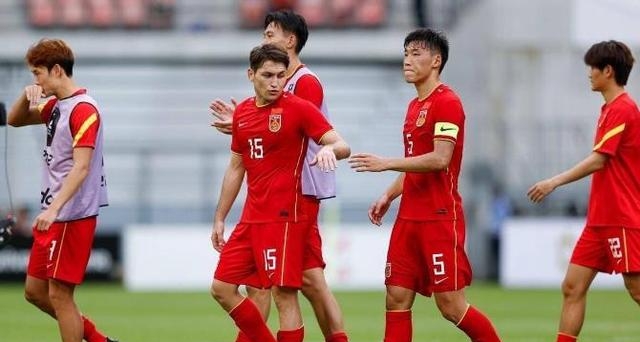 包含国足东亚杯首战出炉！重回双后腰战术，首发11人浮现的词条